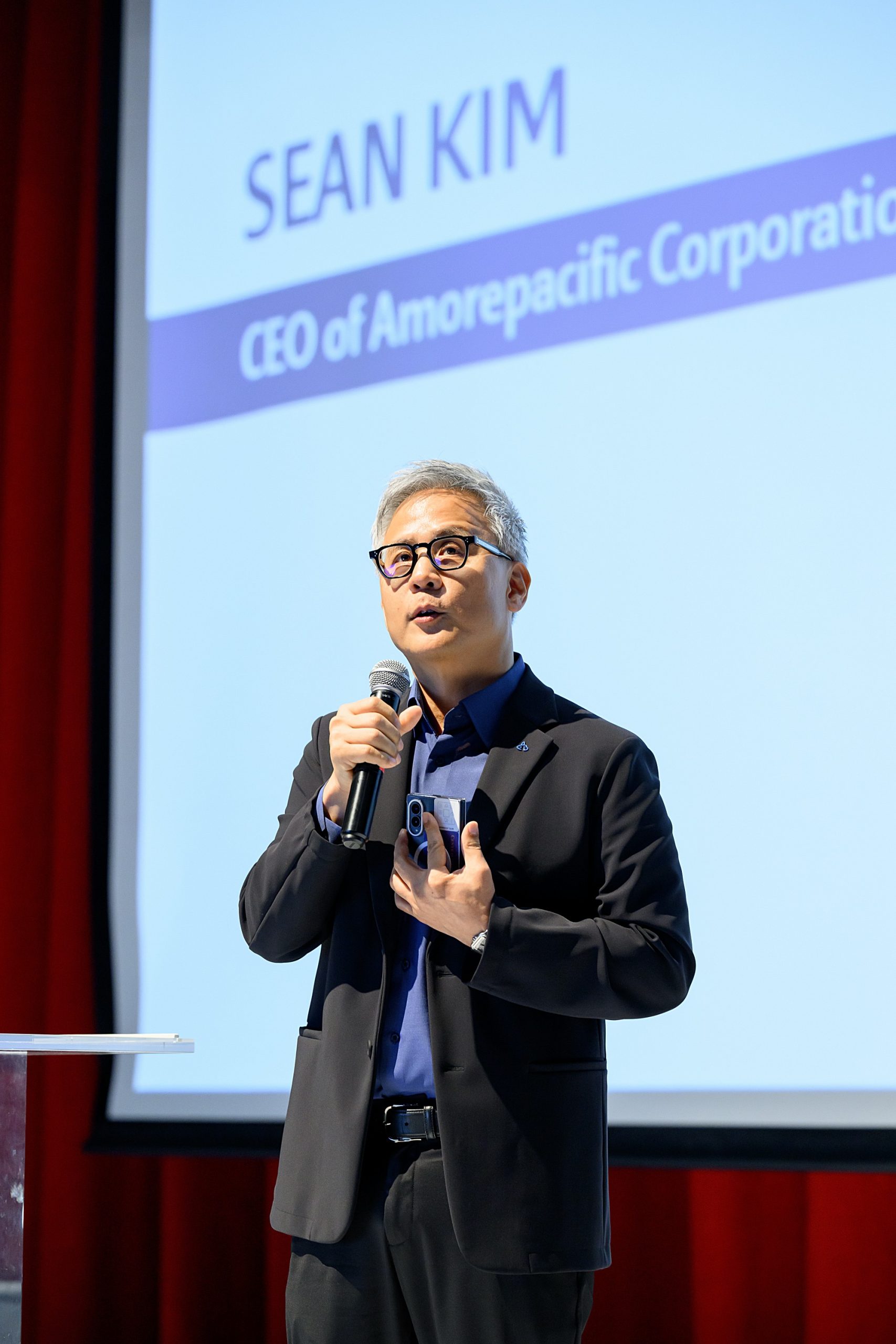 Amorepacific CEO Kim Seung-hwan presenting the company's global growth strategy