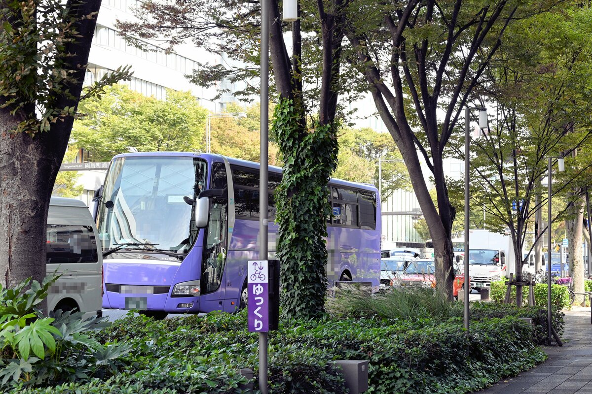 Sightseeing bus parked illegally on a narrow Kyoto street