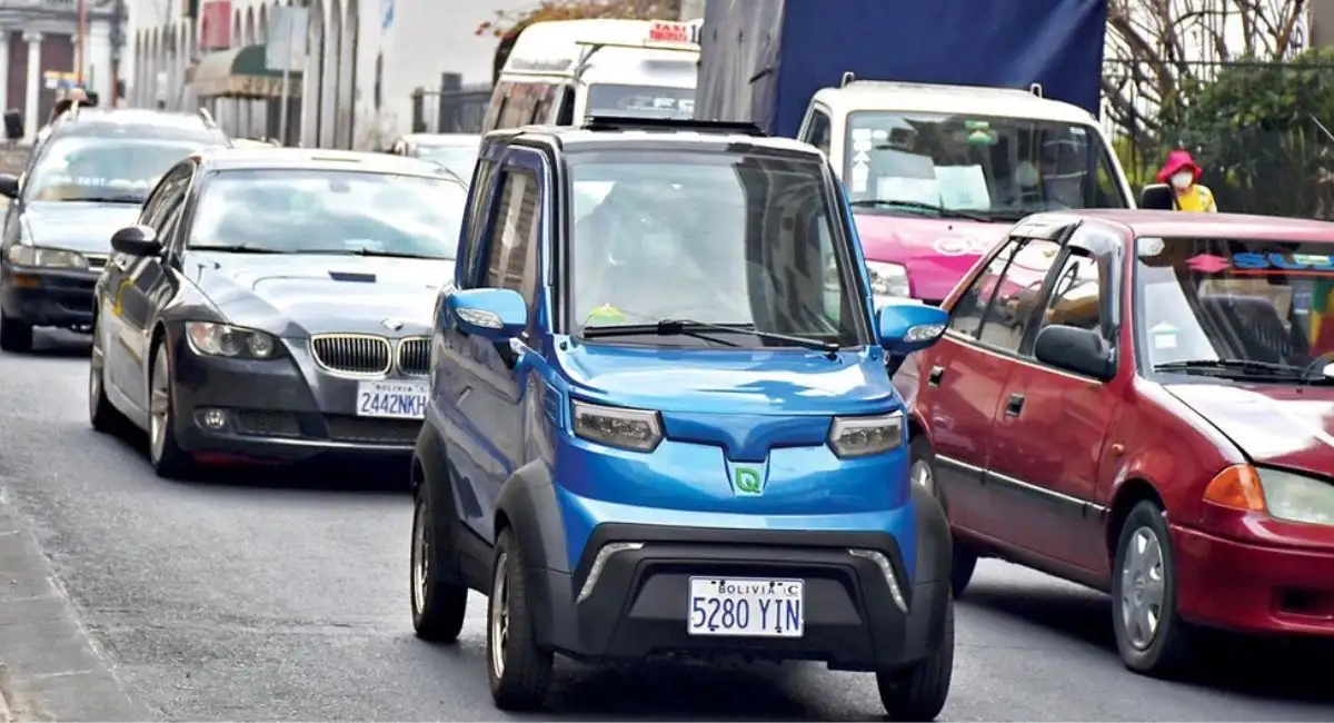 Electric vehicles on a Bolivian street