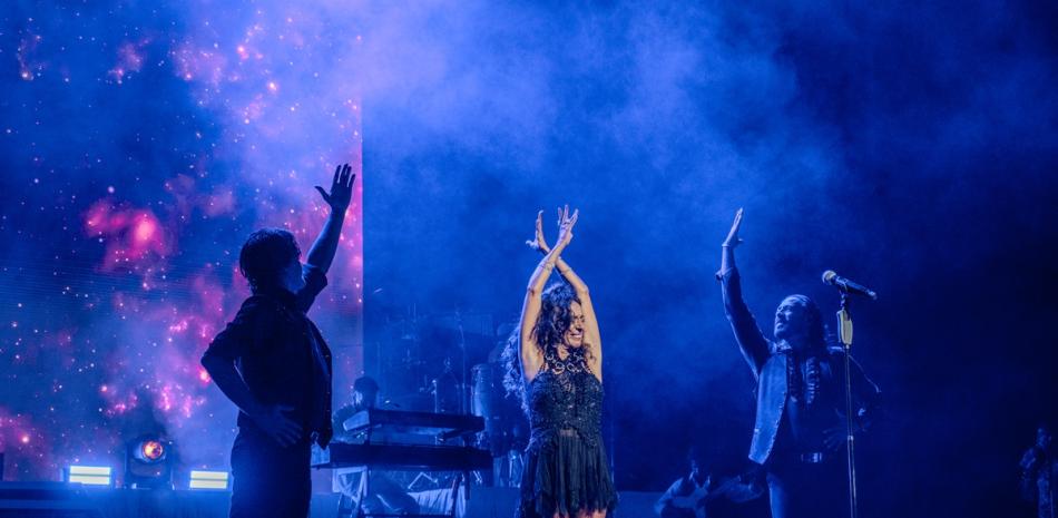 Rosario Flores performing