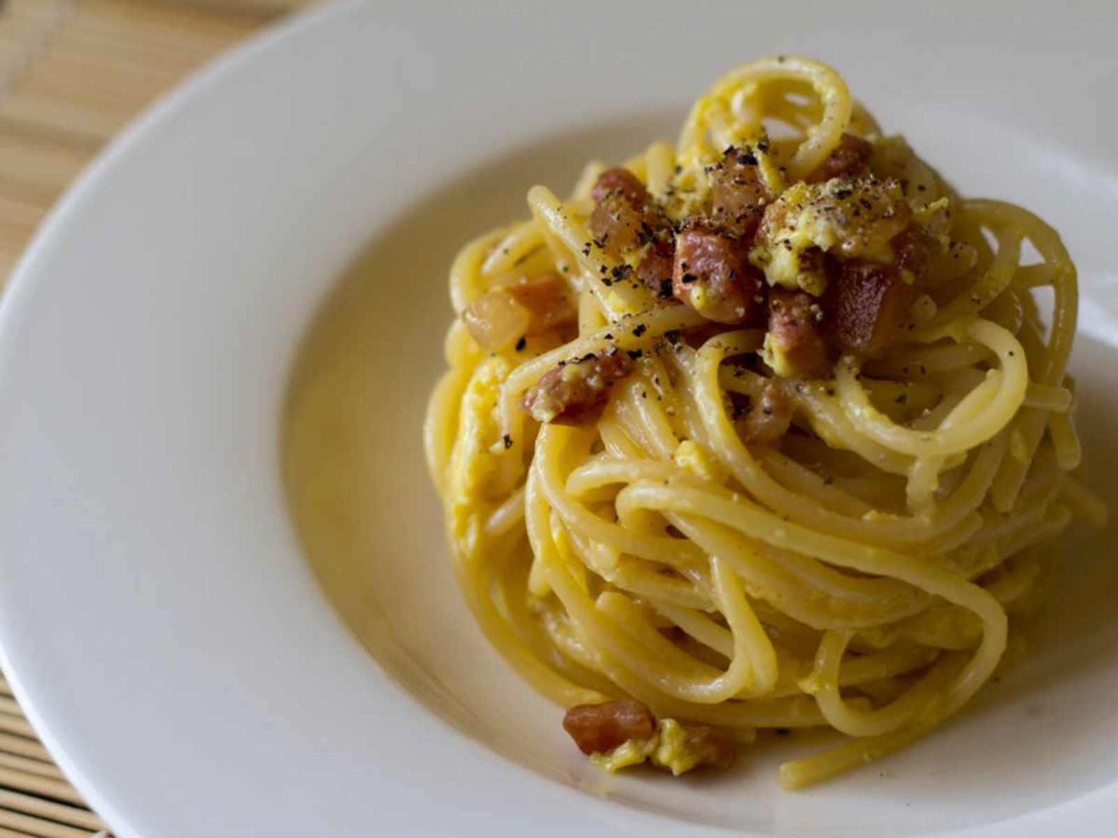 Historical illustration or photo of traditional carbonara preparation