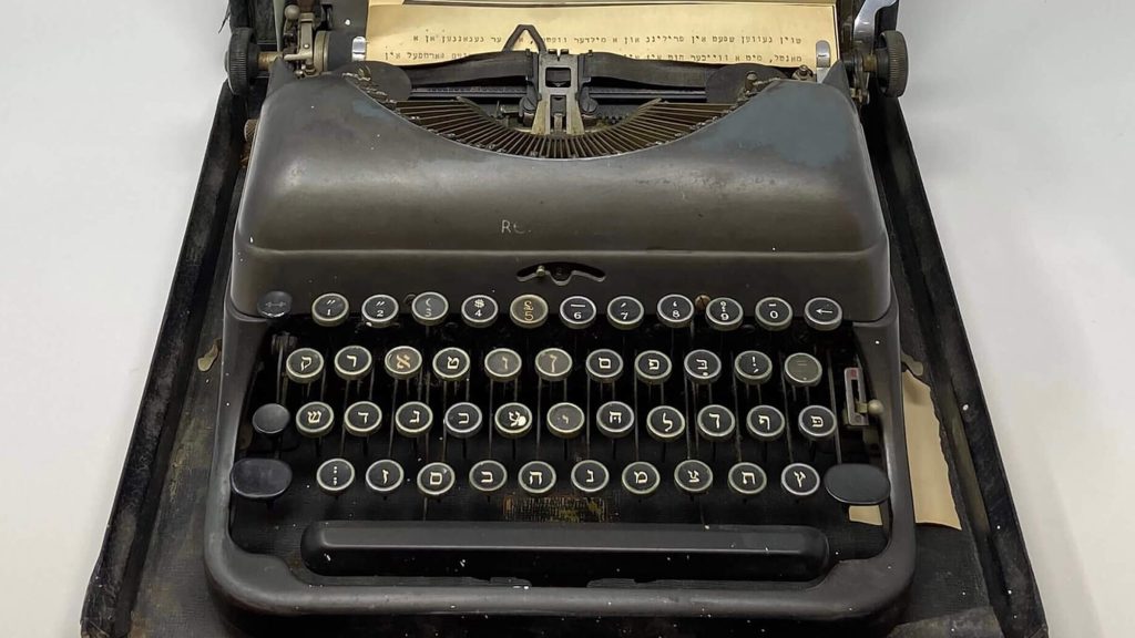 Yiddish typewriter