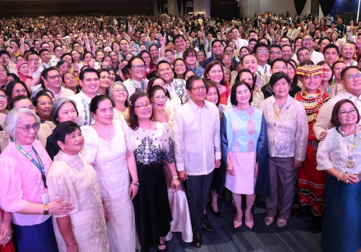 President Marcos speaking to nurses