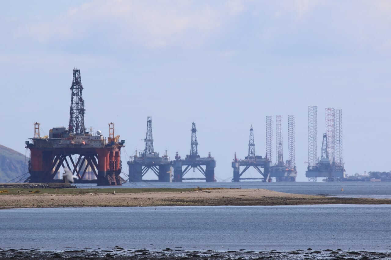 Jack-up drilling rigs at sea, illustrating U.S. natural gas production outlook