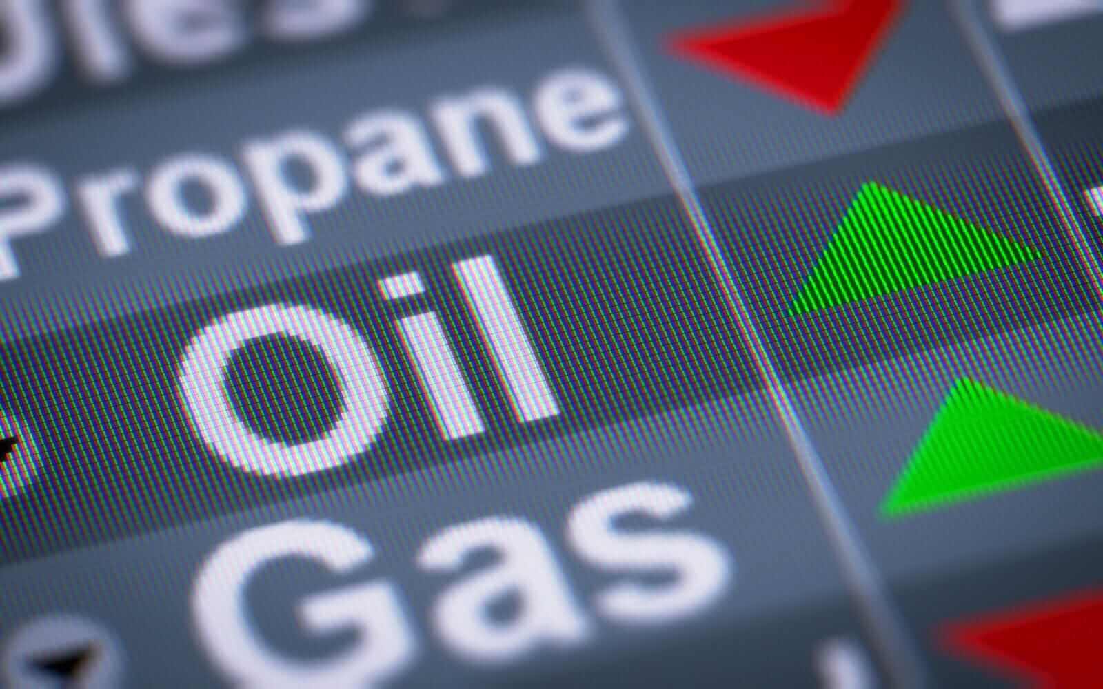 Oil refinery with rising pump prices during 2026 driving season