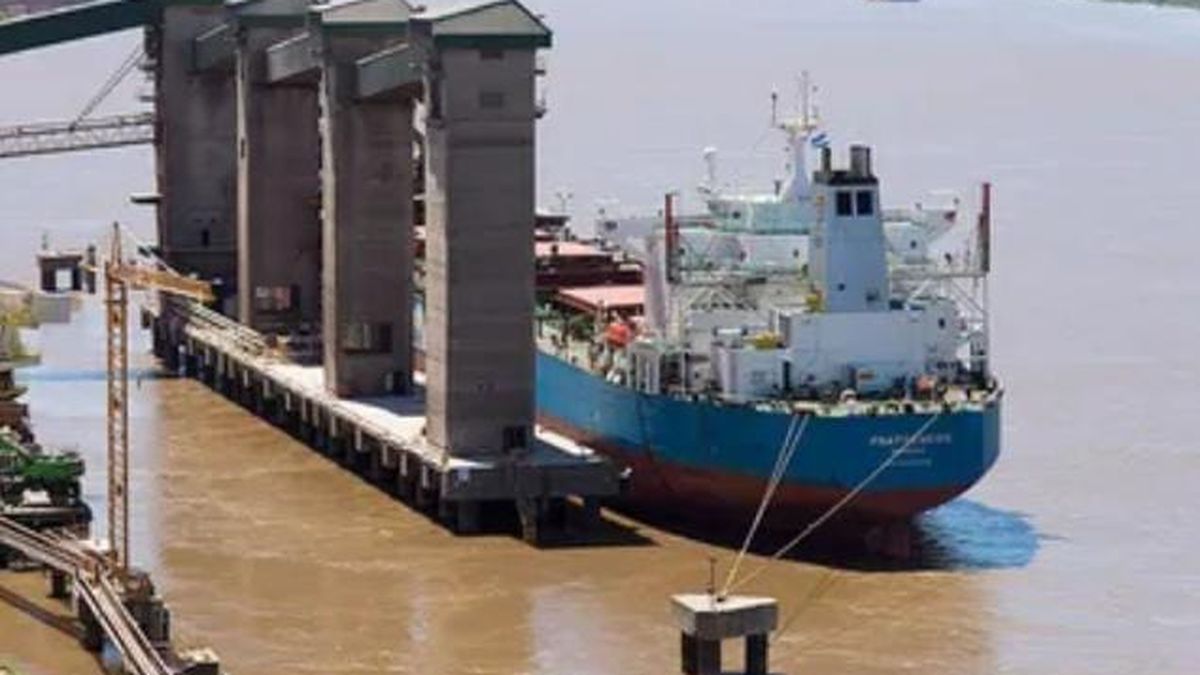 Argentine grain silo and export facility in Rosario region