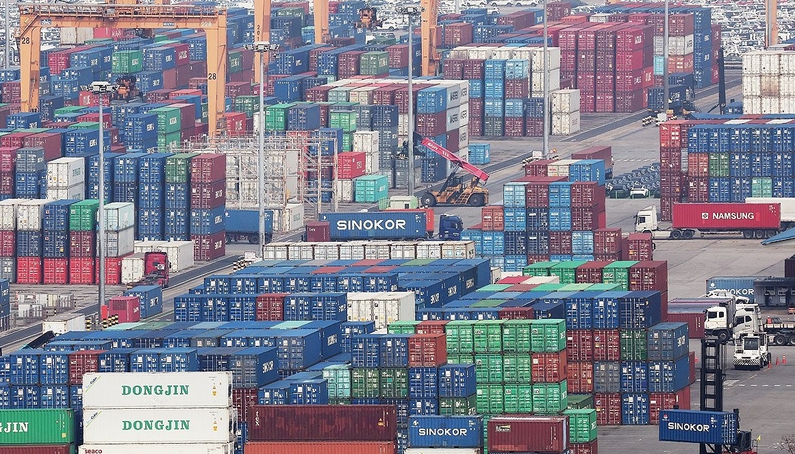 Chart showing South Korea's overseas investment trends