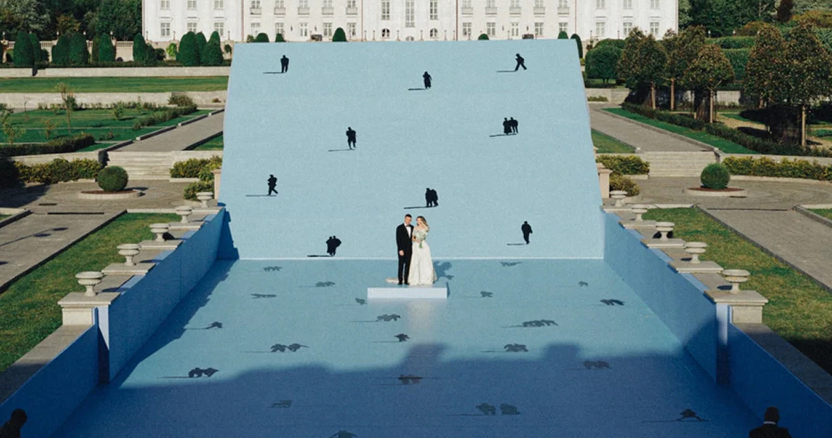 Couples embracing wilder wedding venues like sunflower fields