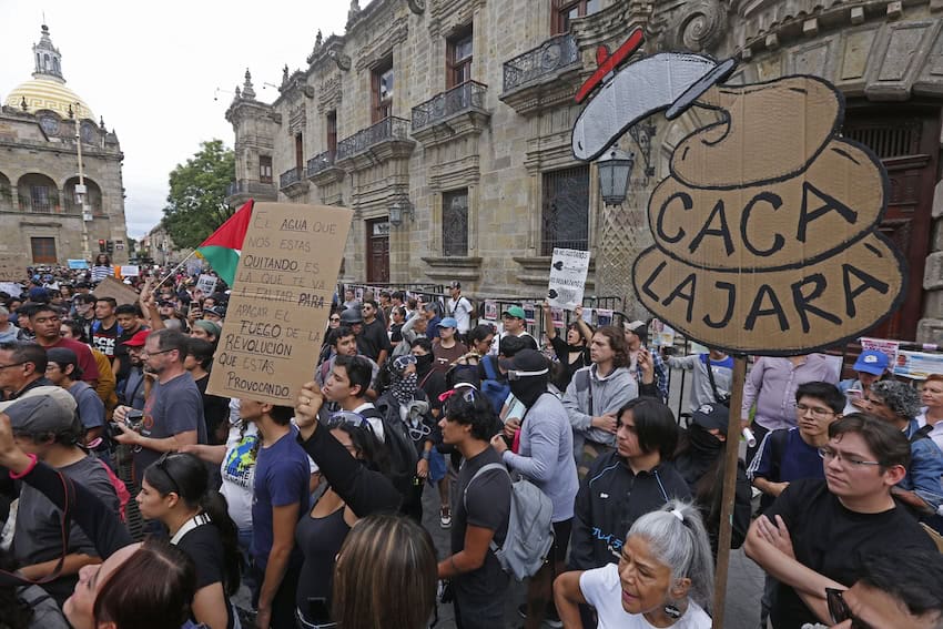 Protesters in Guadalajara demanding clean water
