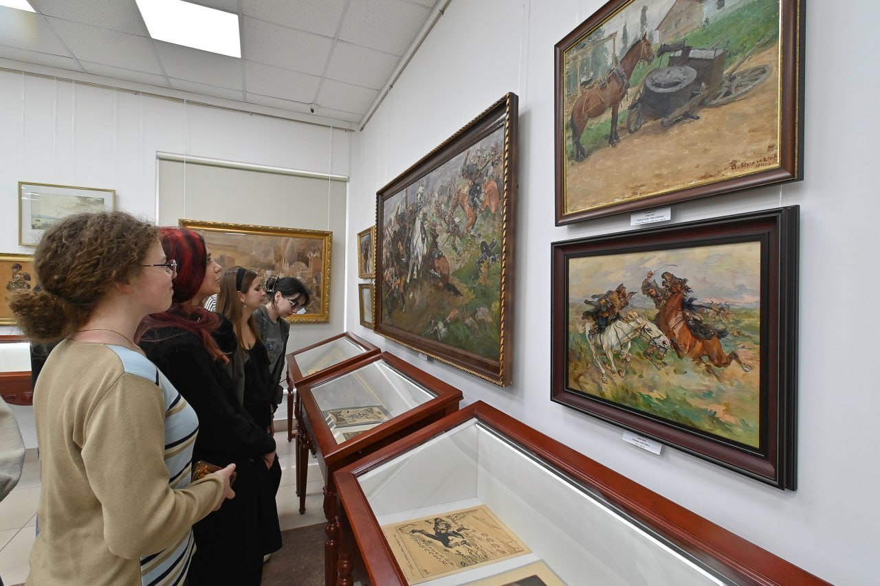 Exhibition at the Simferopol Art Museum featuring battle genre paintings spanning four centuries