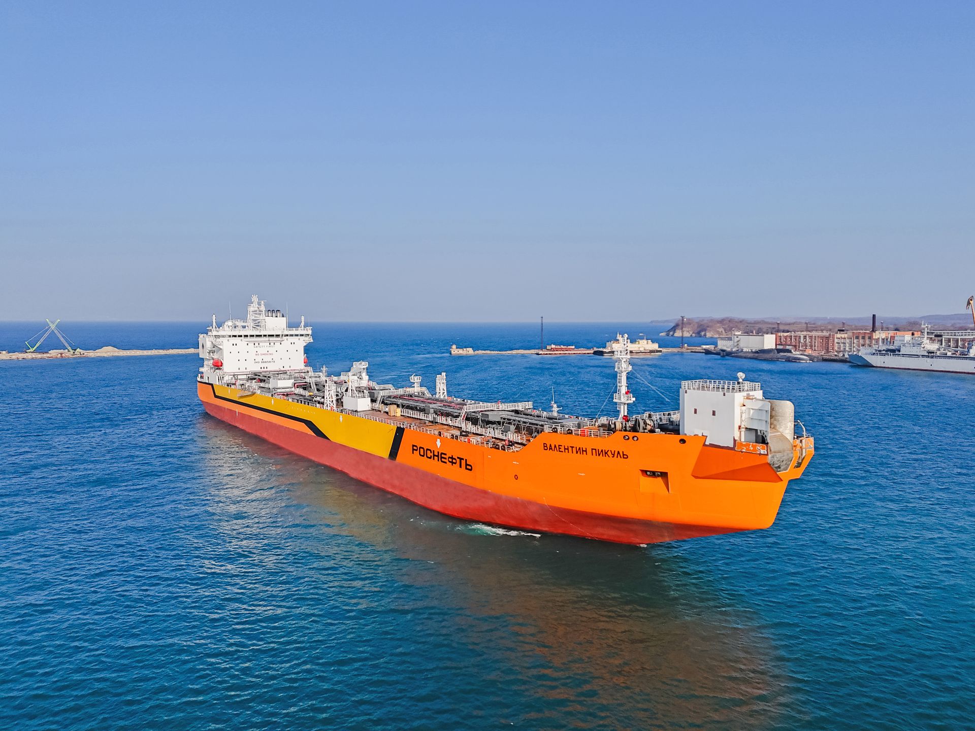 Oil tanker on the Northern Sea Route identified as shadow-fleet tonnage