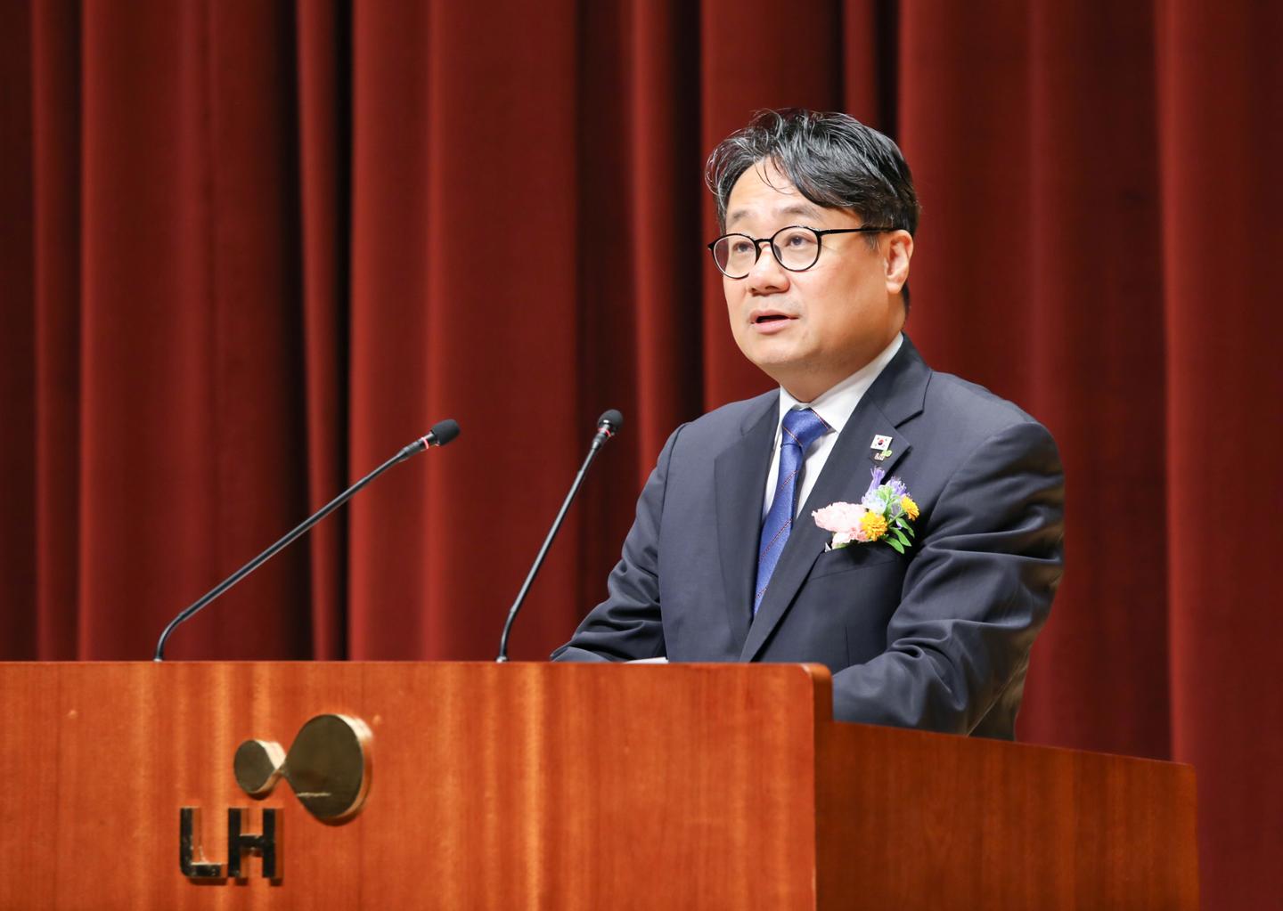 Hankook Ilbo report on the new LH CEO's inauguration