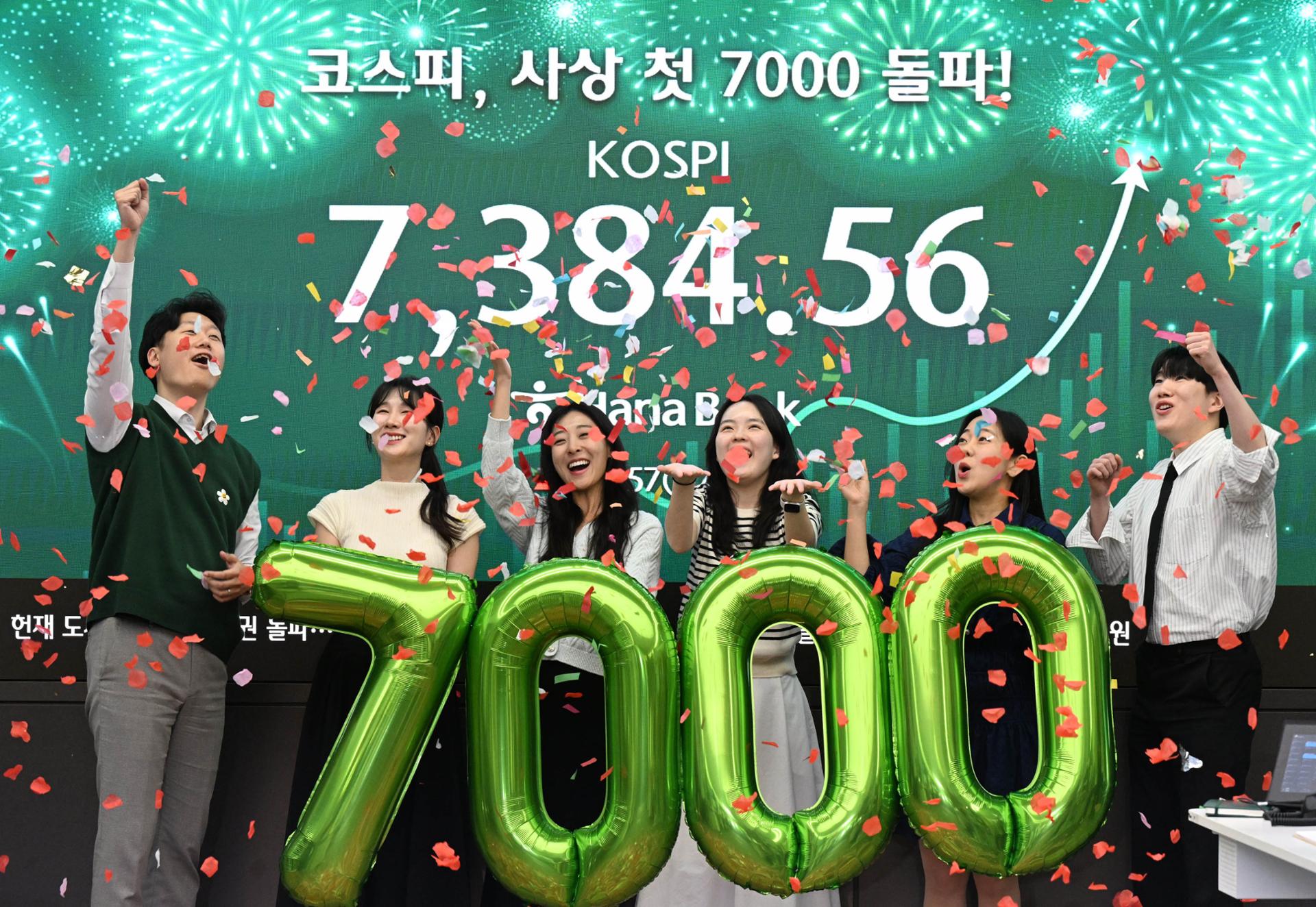 KOSPI breaks 7,000; Samsung market cap hits $1 trillion—Seoul securities district file photo