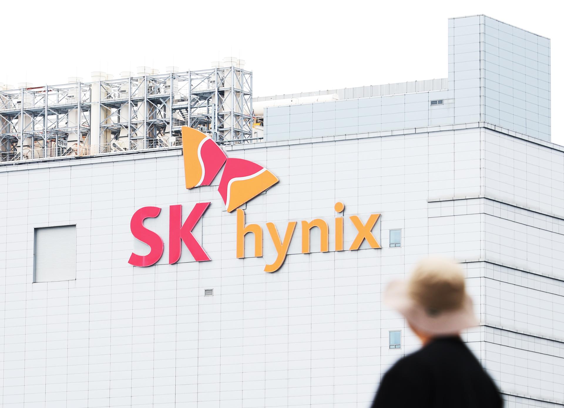 Job seekers waiting for SK Hynix recruitment interviews