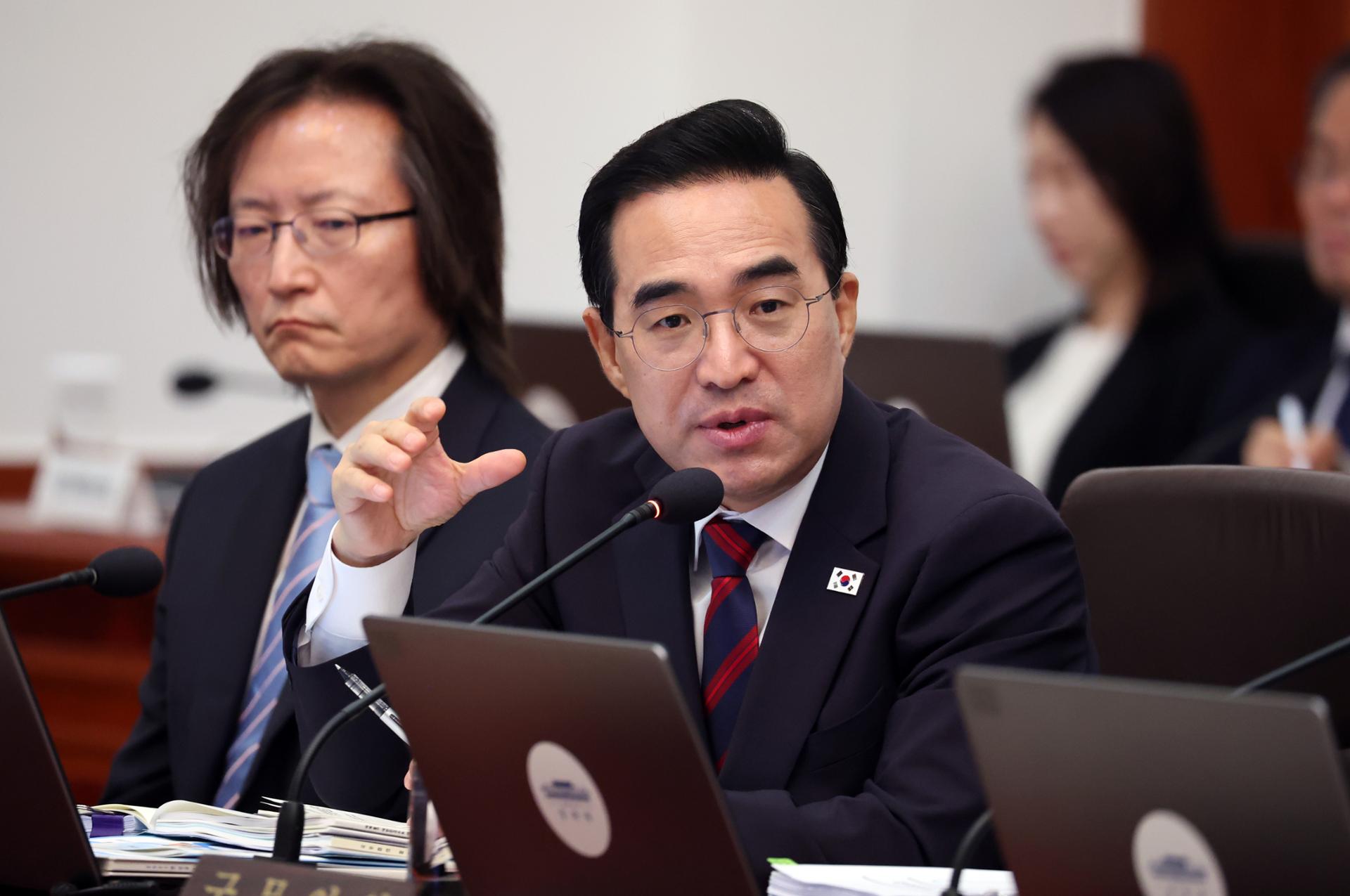 Korean government officials announcing budget plans