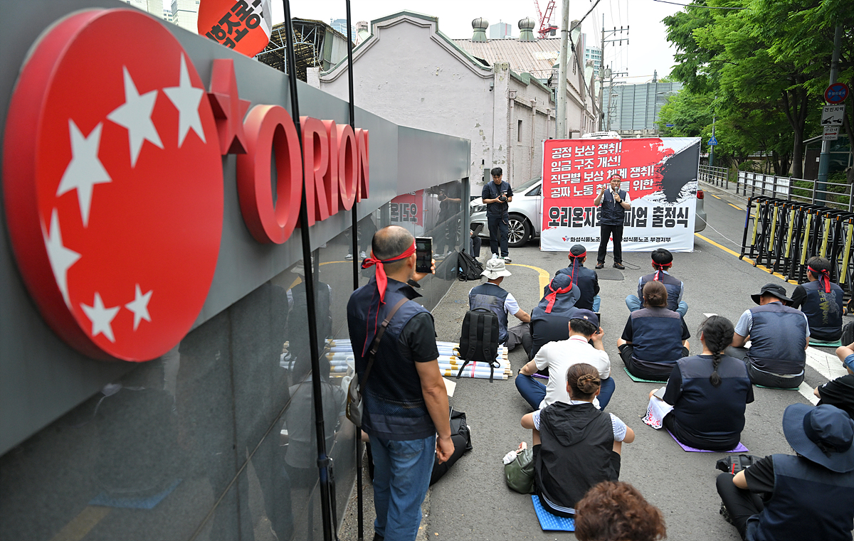 News coverage announcing the passage of the Orion wage agreement