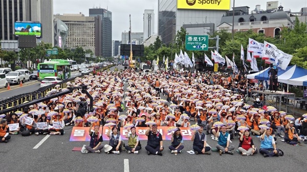 KCTU July 15 General Strike rally in front of Donghwa Duty Free Shop, Jongno-gu, Seoul