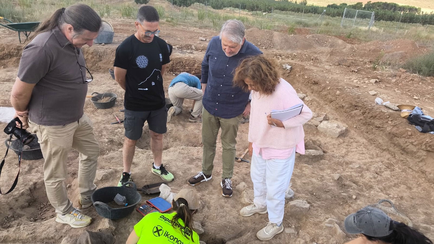 Archaeologists working at the Alarcos necropolis in Ciudad Real