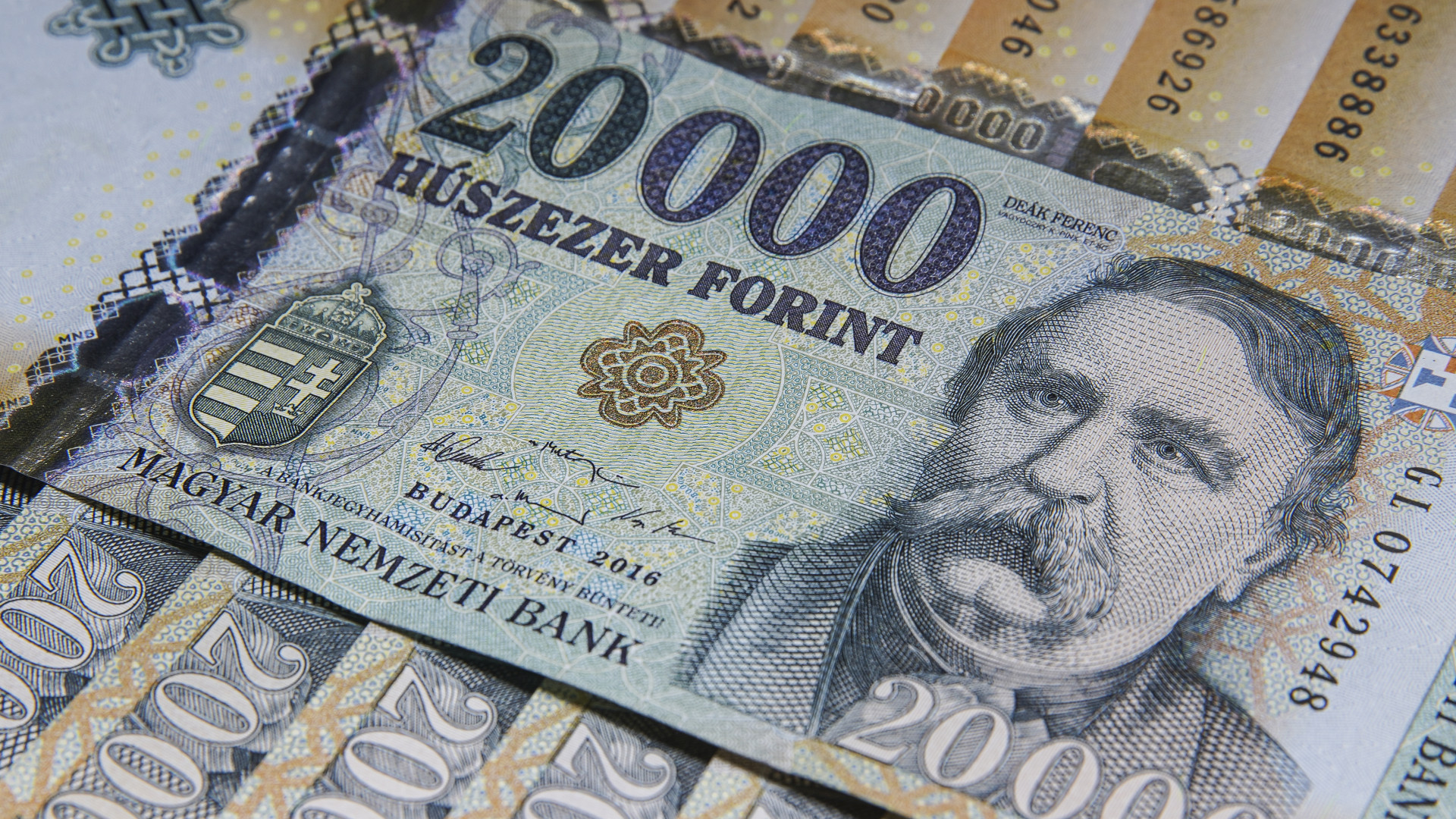 Sorsdöntő hétre ébredt a forint