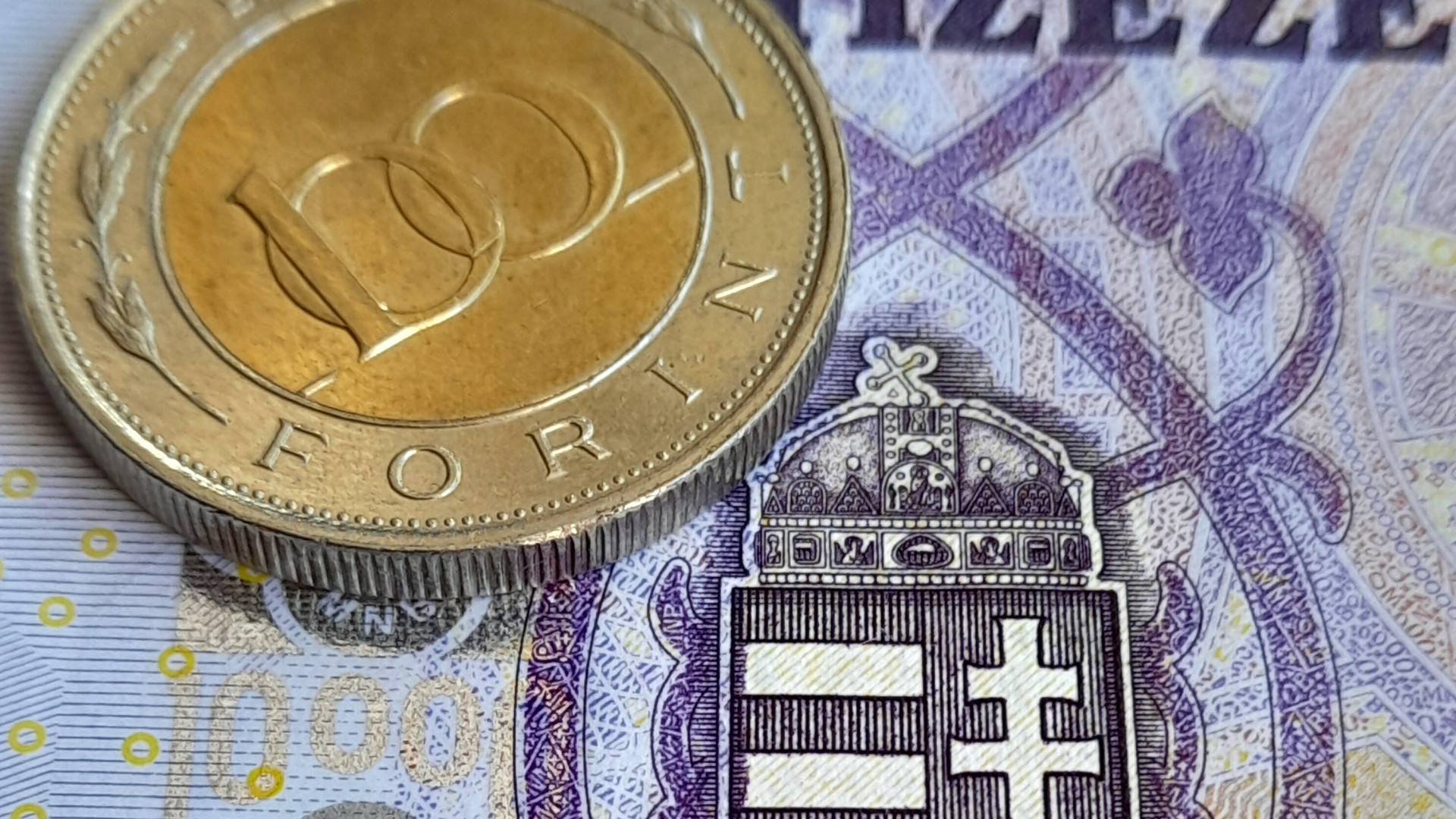 Forint banknotes and coins