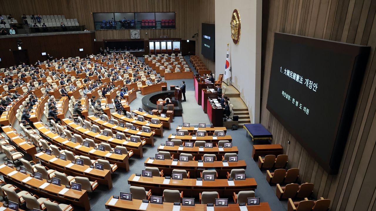 Constitutional amendment plenary submission — Speaker Woo Won-shik striking the gavel
