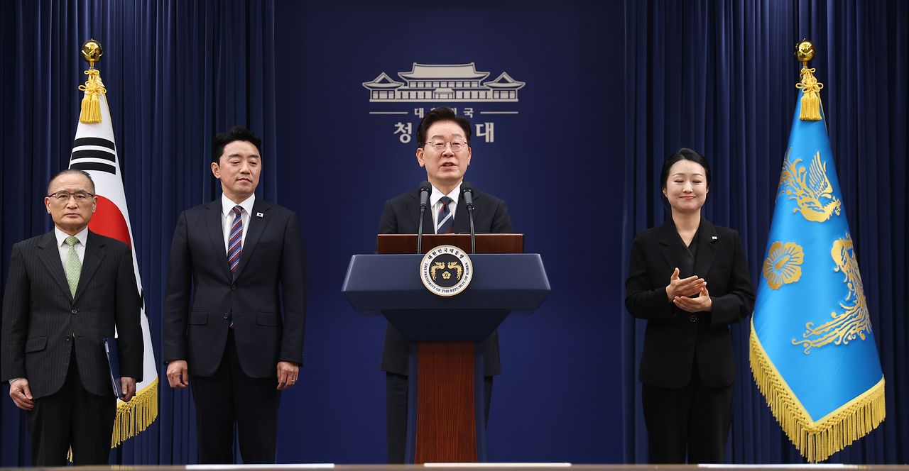 President Lee briefing on the results of his European tour at the Blue House Chunchugwan.