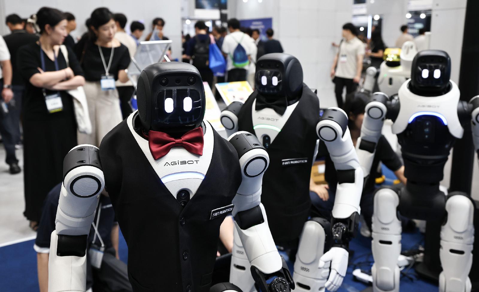 AI adoption performance gap and innovation cases of Foxconn and Reddit