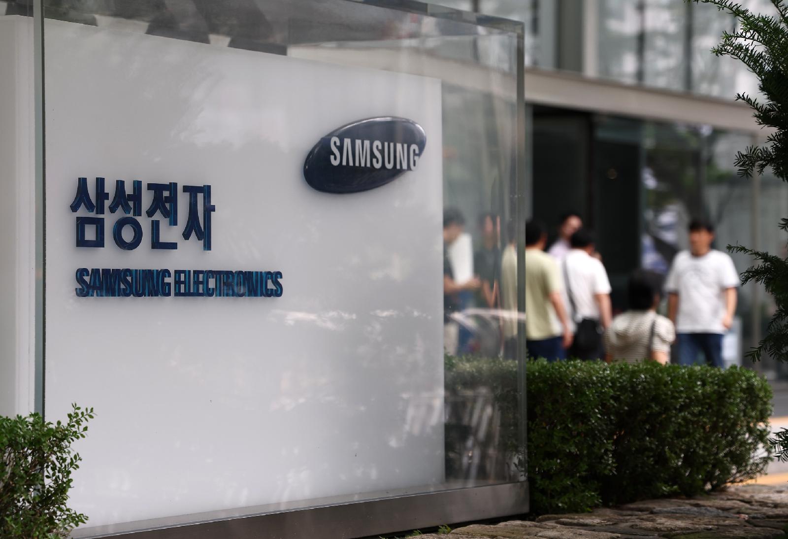 Samsung Electronics Pulling Back, Super Traders Are Buying - Maeil Business Article Image