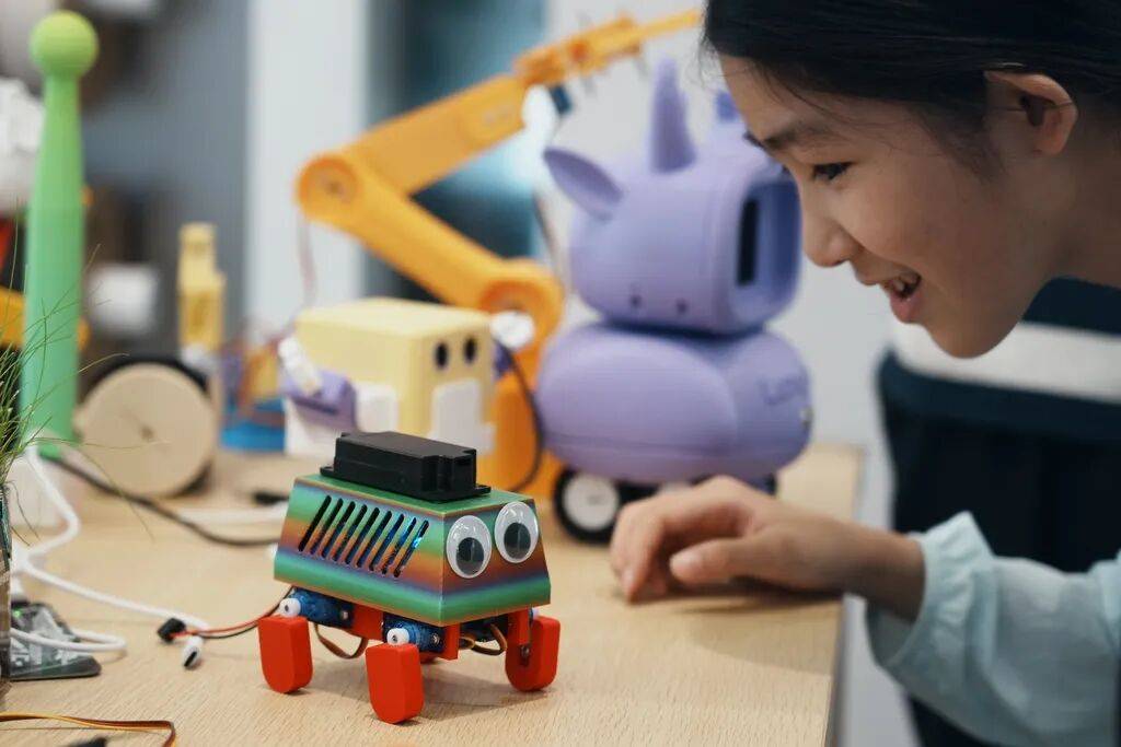 Illustration accompanying Chinese coverage of minors' emotional dependence on AI companions