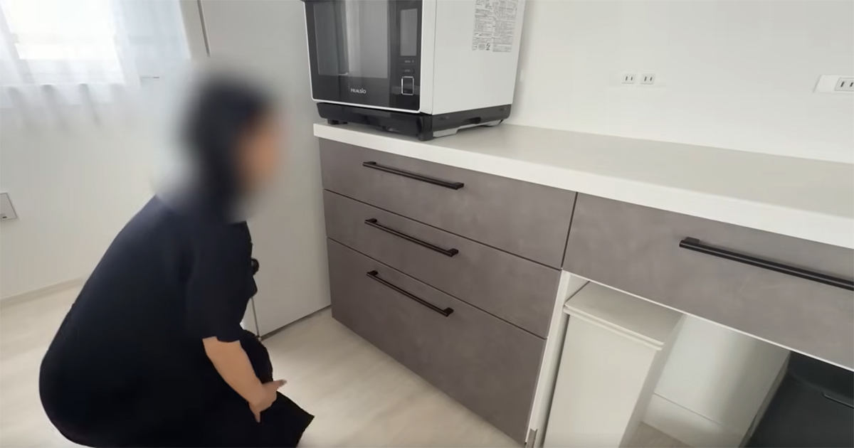 Minimalist influencer Nozomi's unique storage setup featured in Nlab