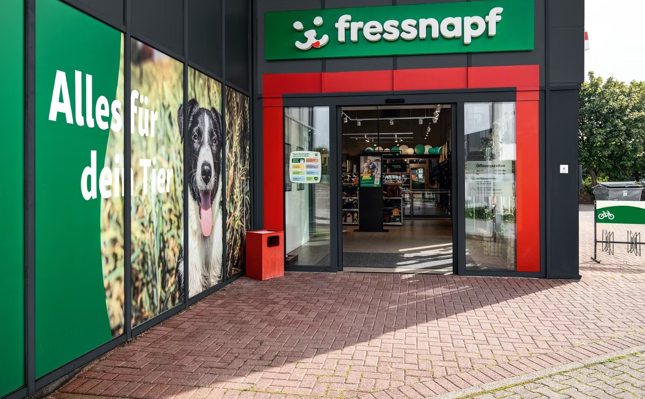 Fressnapf store entrance — Q2 revenue grew 7.1%