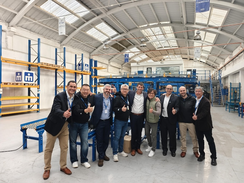 Geekplus and Mindugar partnership visual showing warehouse robotics deployment for Latin America