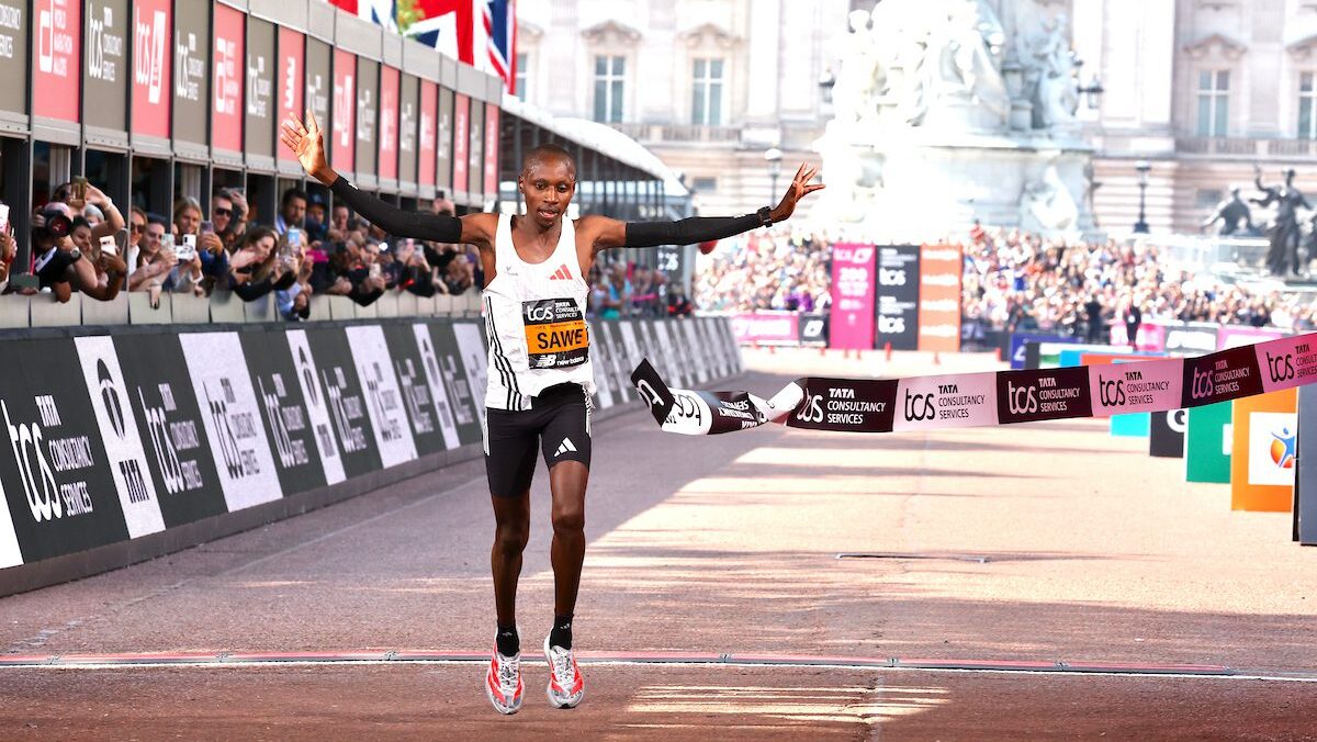 Elite runners at the 2026 London Marathon start