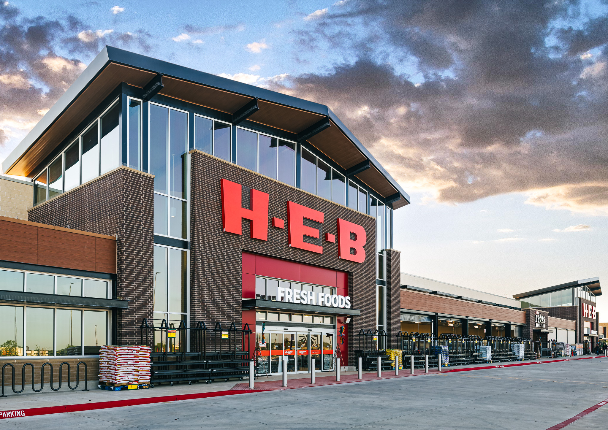 H-E-B warehouse news image