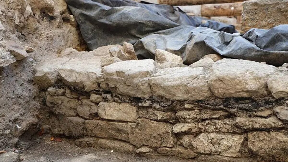 Possible Gallic Lutecia wall found at Hôtel-Dieu, Paris