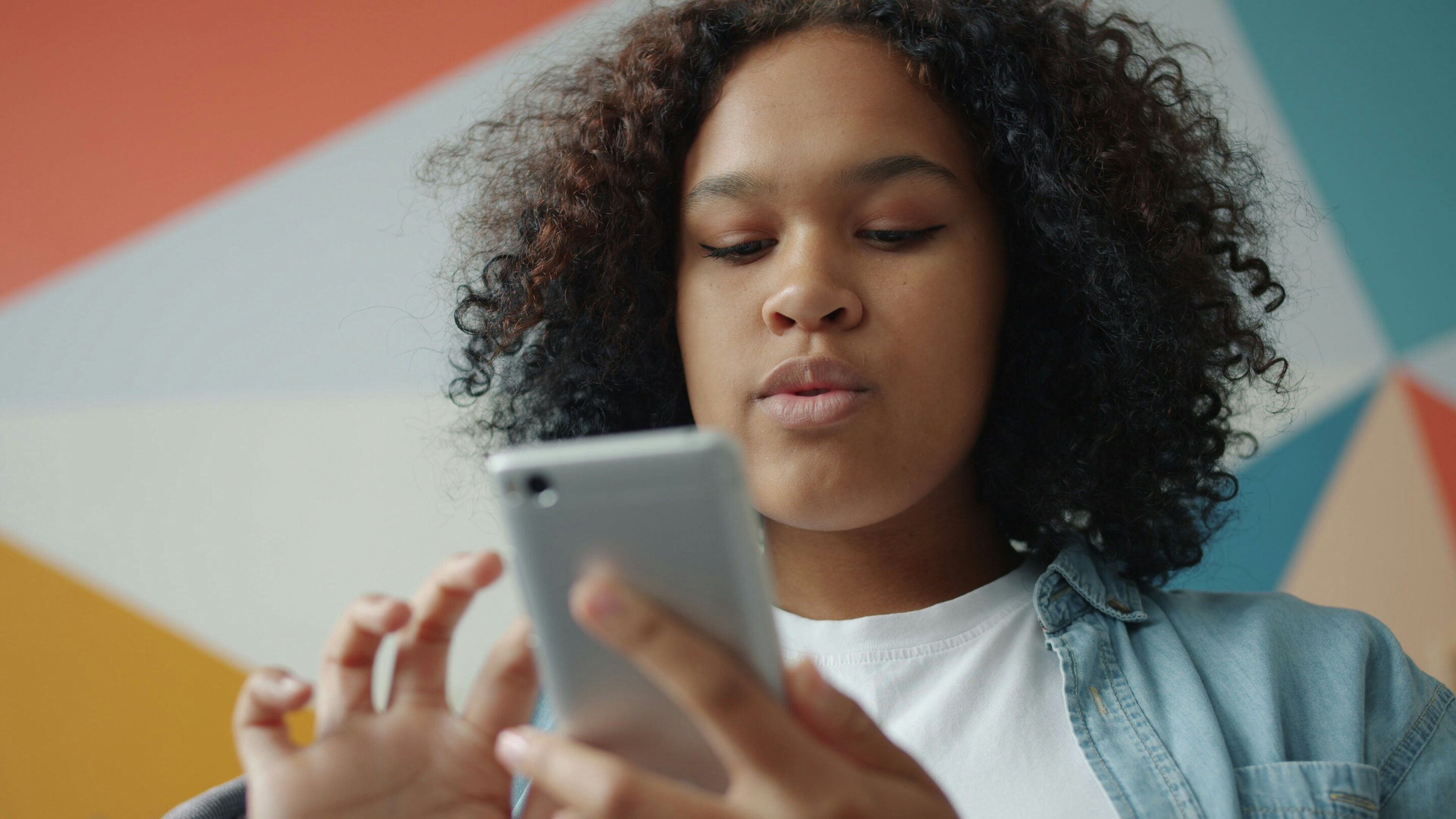 Illustration of teen with smartphone showing different psychological engagement patterns with digital devices
