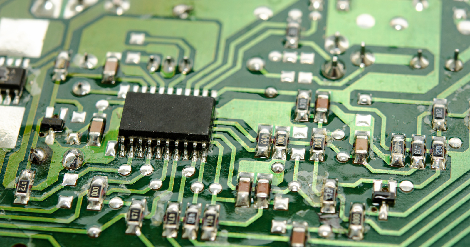 Infographic showing TSMC's dominance: 12,682 products from 534 customers in 2025