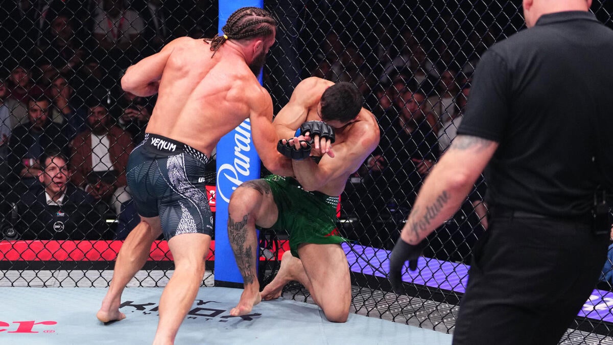 Rafael Fiziev delivers striking combination during UFC Baku main event