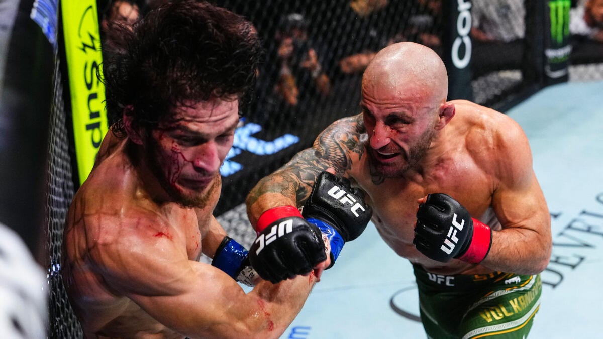Alexander Volkanovski in action against Movsar Evloev at UFC 333