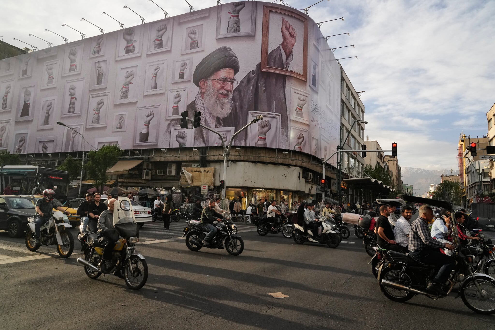 베이징에서 회담하는 이란 아라그치 외무장관과 왕이 중국 외교부장