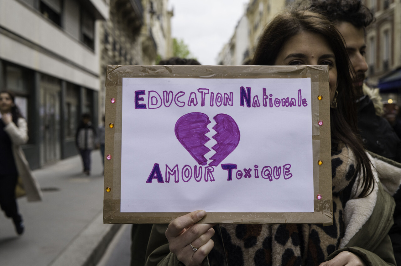 Banner announcing a strike in the education sector