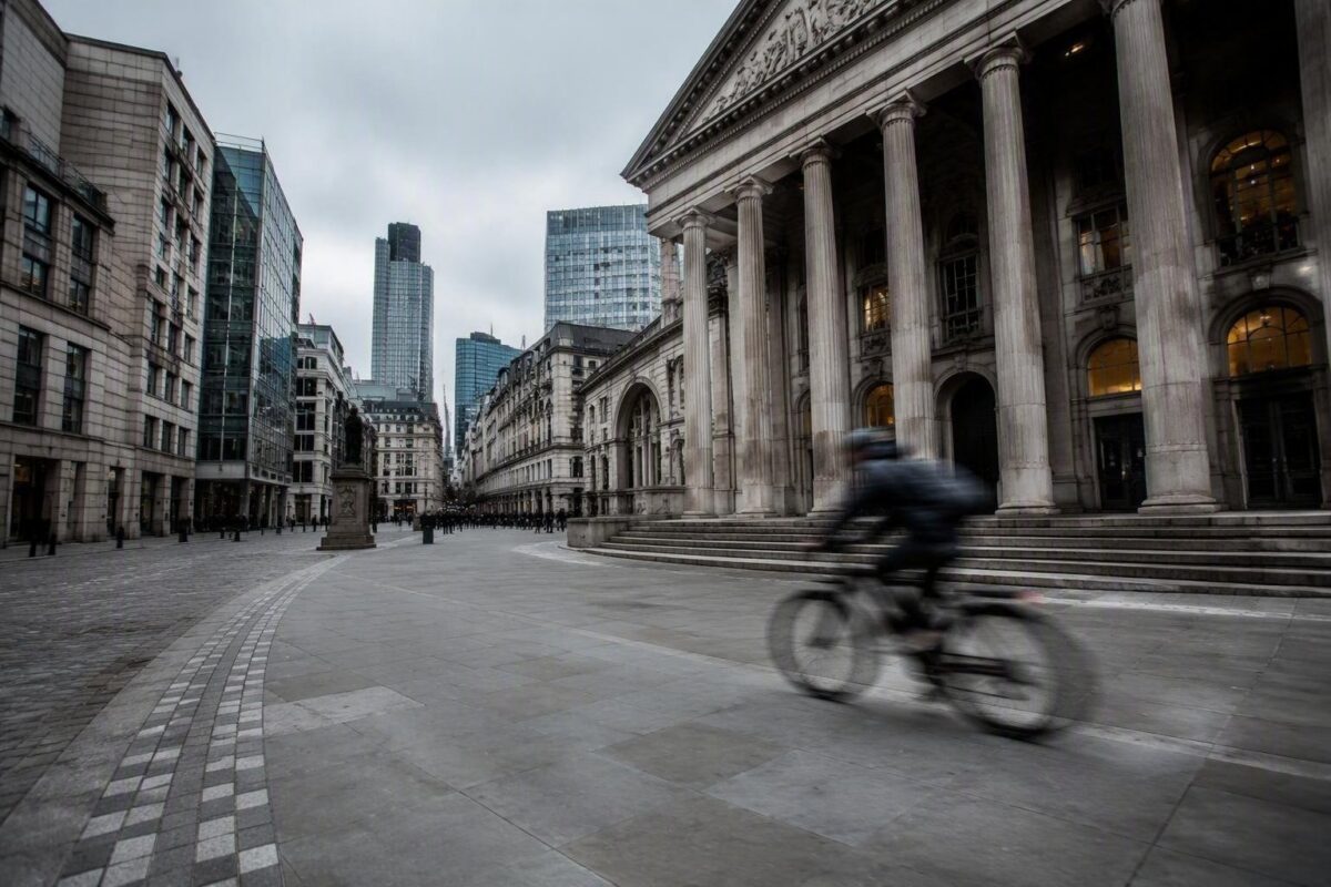 Piazza Affari +0,8%: azioni rialzate, spread Btp-Bund in calo