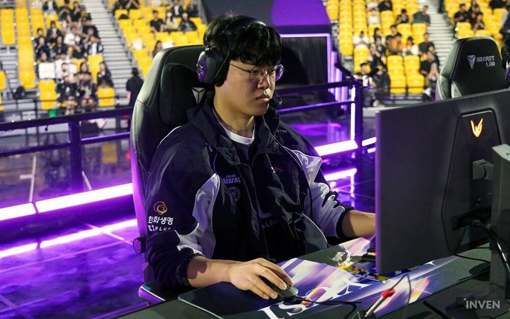 Hanwha Life Esports players celebrating their victory over T1