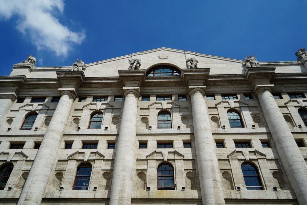 Sede di Piazza Affari a Milano, riflesso della tensione sui mercati finanziari italiani