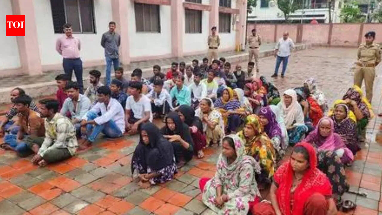 West Bengal: Crowd at the border