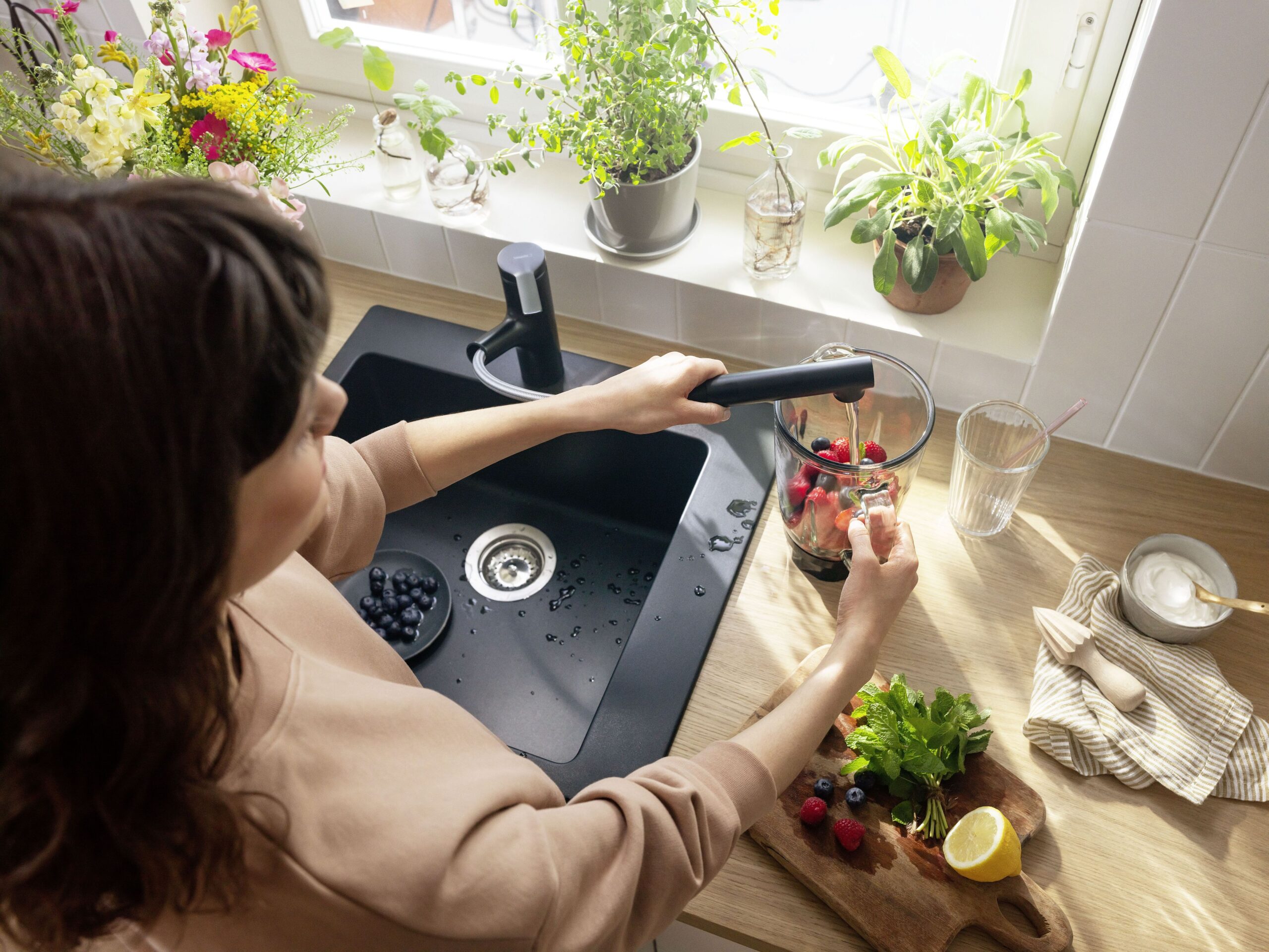 Hansgrohe Zesis M33 kitchen faucet with pull-out shower
