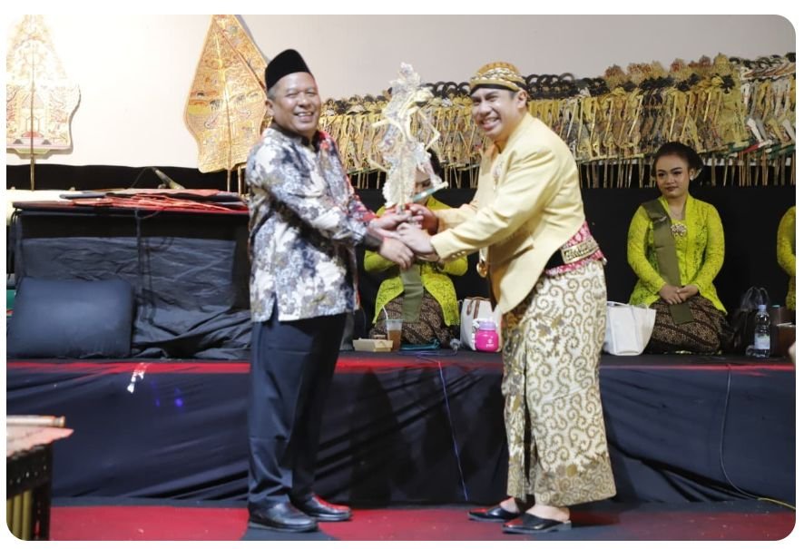 Thousands of people watching the Wayang Kulit performance at Alun-Alun Jombang