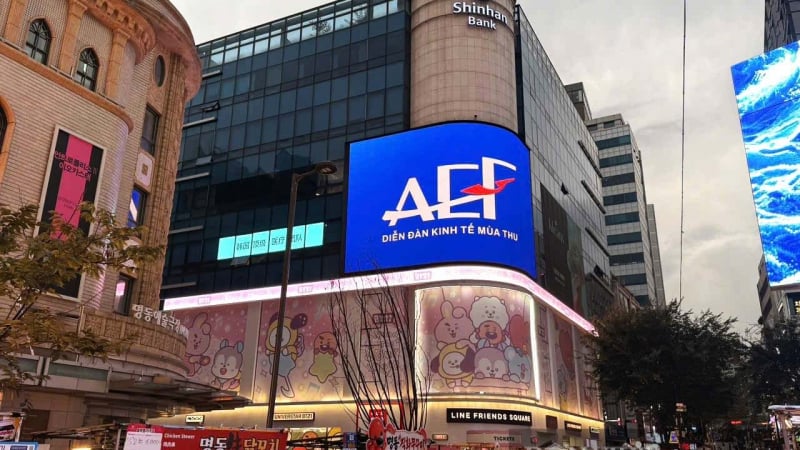 Electronic screens in Myeongdong, Seoul displaying promotional content for the Vietnam Economic Forum