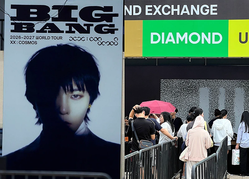 Fans preparing for BIGBANG concert at My Dinh stadium in Hanoi