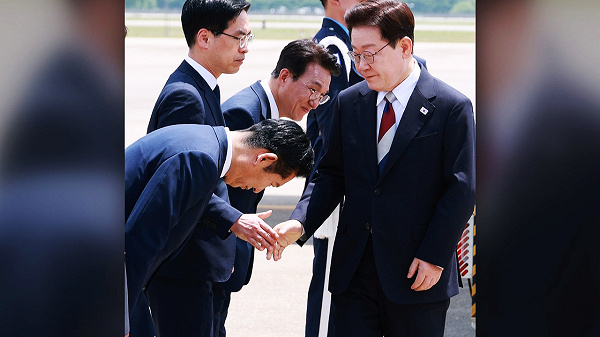 Jung Chung-rae greeting President Lee